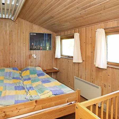 Ferienhaus Three-bedroom Holiday In 1 *