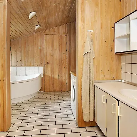 Three-bedroom Holiday In 1 *